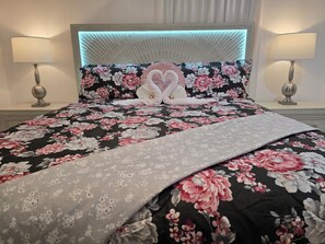 3 chambres, fer et planche à repasser, Wi-Fi, draps fournis