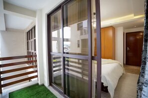 2 bedrooms, iron/ironing board, internet, bed sheets