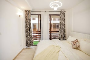 2 bedrooms, iron/ironing board, internet, bed sheets