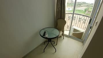 Classic Single Room, Balcony, Resort View | Living area
