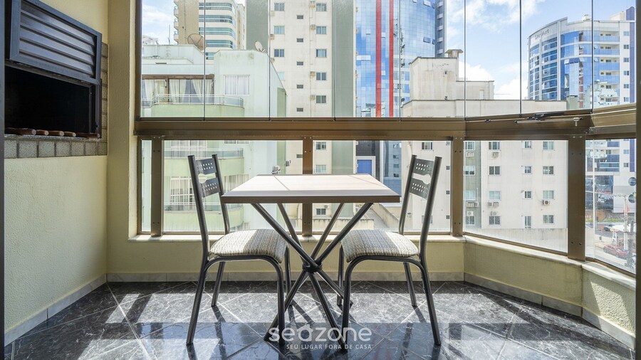 Apartment in Great Location in Meia Praia Eio6031