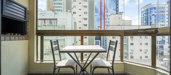 Apartment in Great Location in Meia Praia Eio6031