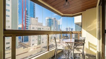 Basic Apartment | Dining