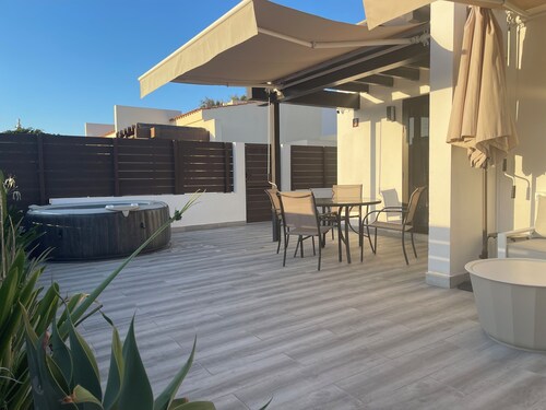 Bungalow with jacuzzi in Maspalomas, private garden