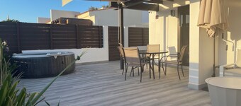 Bungalow with jacuzzi in Maspalomas, private garden