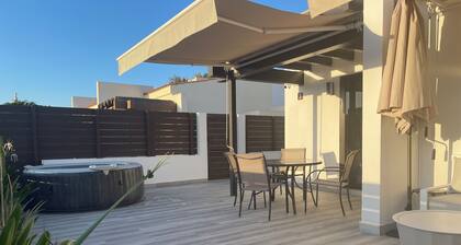 Bungalow with jacuzzi in Maspalomas, private garden