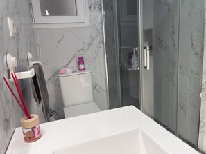 Douche, sĂšche-cheveux, serviettes fournies, savon