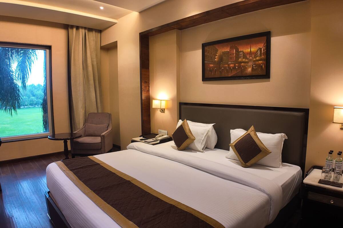 In-room safe, desk, iron/ironing board, free WiFi