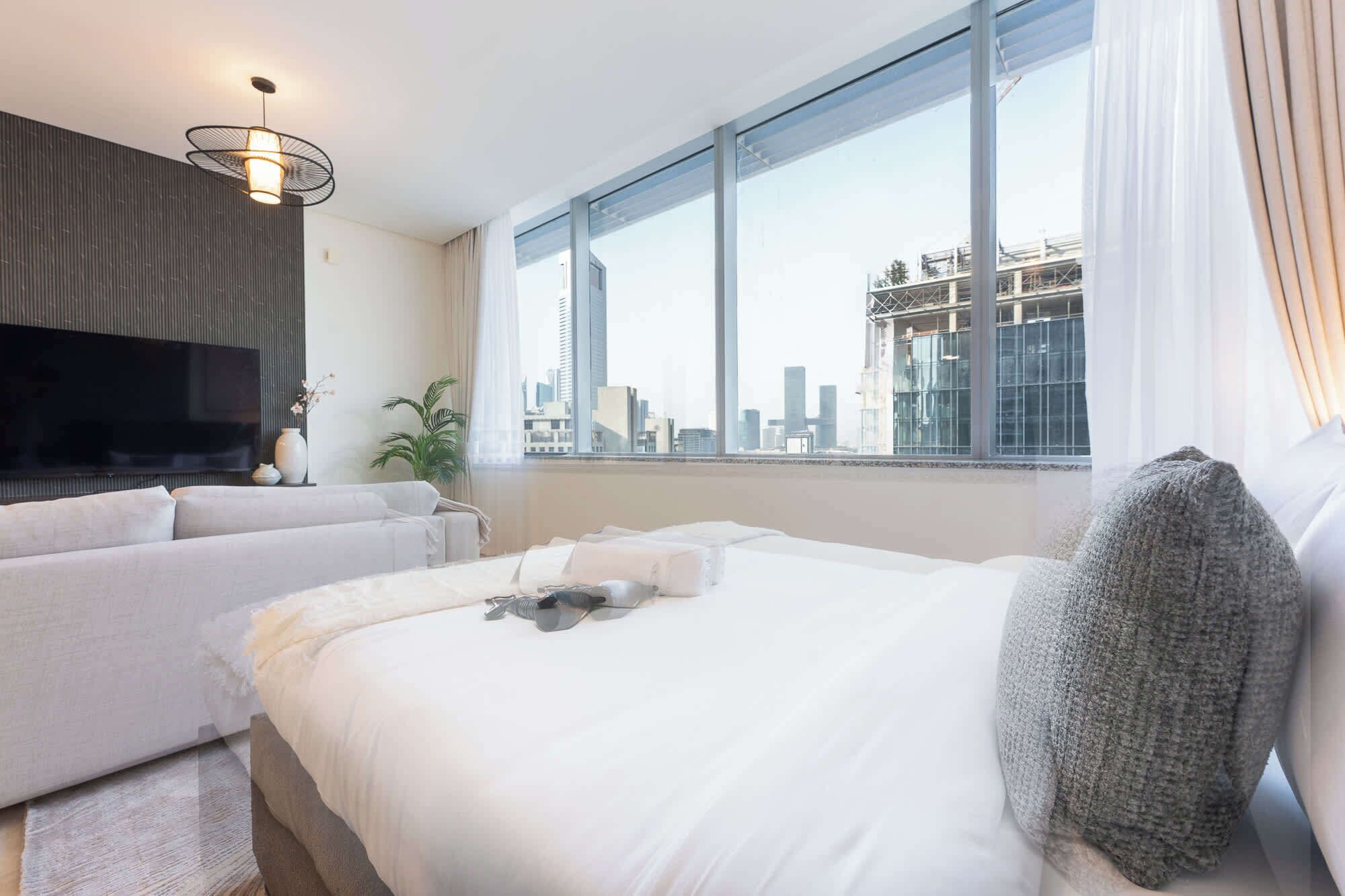 Tabla de planchar con plancha, wifi y ropa de cama 