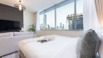 Tabla de planchar con plancha, wifi y ropa de cama