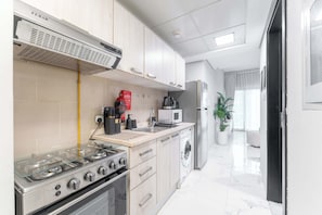 Frigorifero, microonde, forno, piano cottura