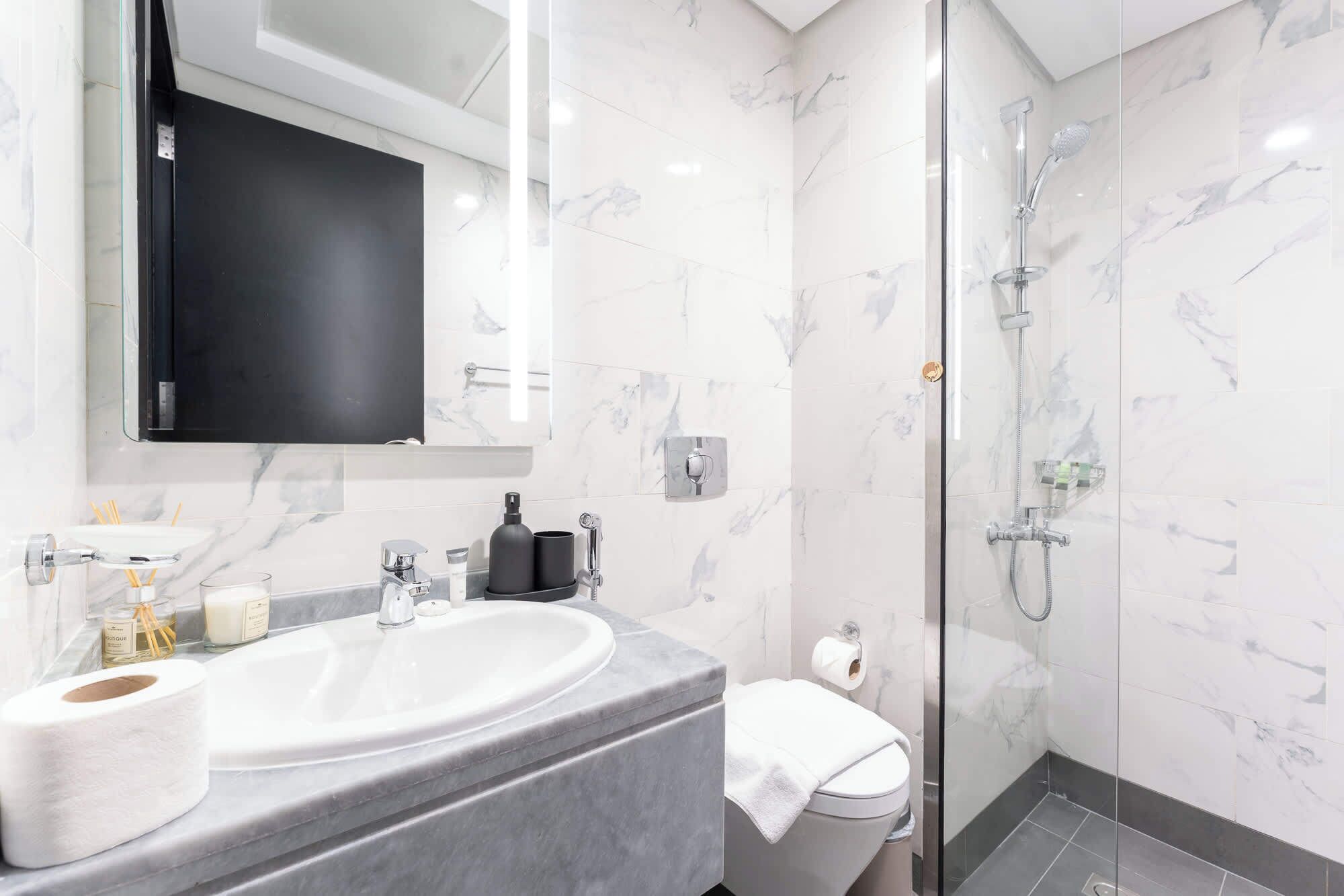 Dusj, hårføner og håndklær