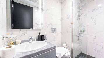 Dusj, hårføner og håndklær