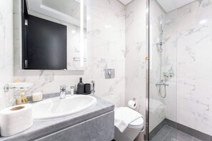 Shower, hair dryer, towels