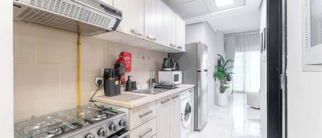 Refrigerador, microondas, horno y parrilla de estufa