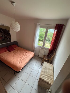 3 quartos, ferros/tábuas de passar roupa, Wi-Fi, roupa de cama