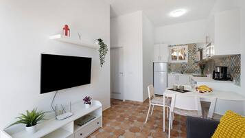 TV, tavolo da ping pong