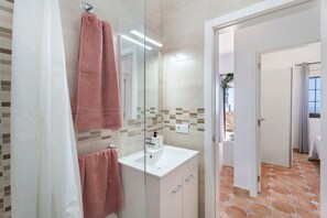 Ducha, secador de pelo, toallas