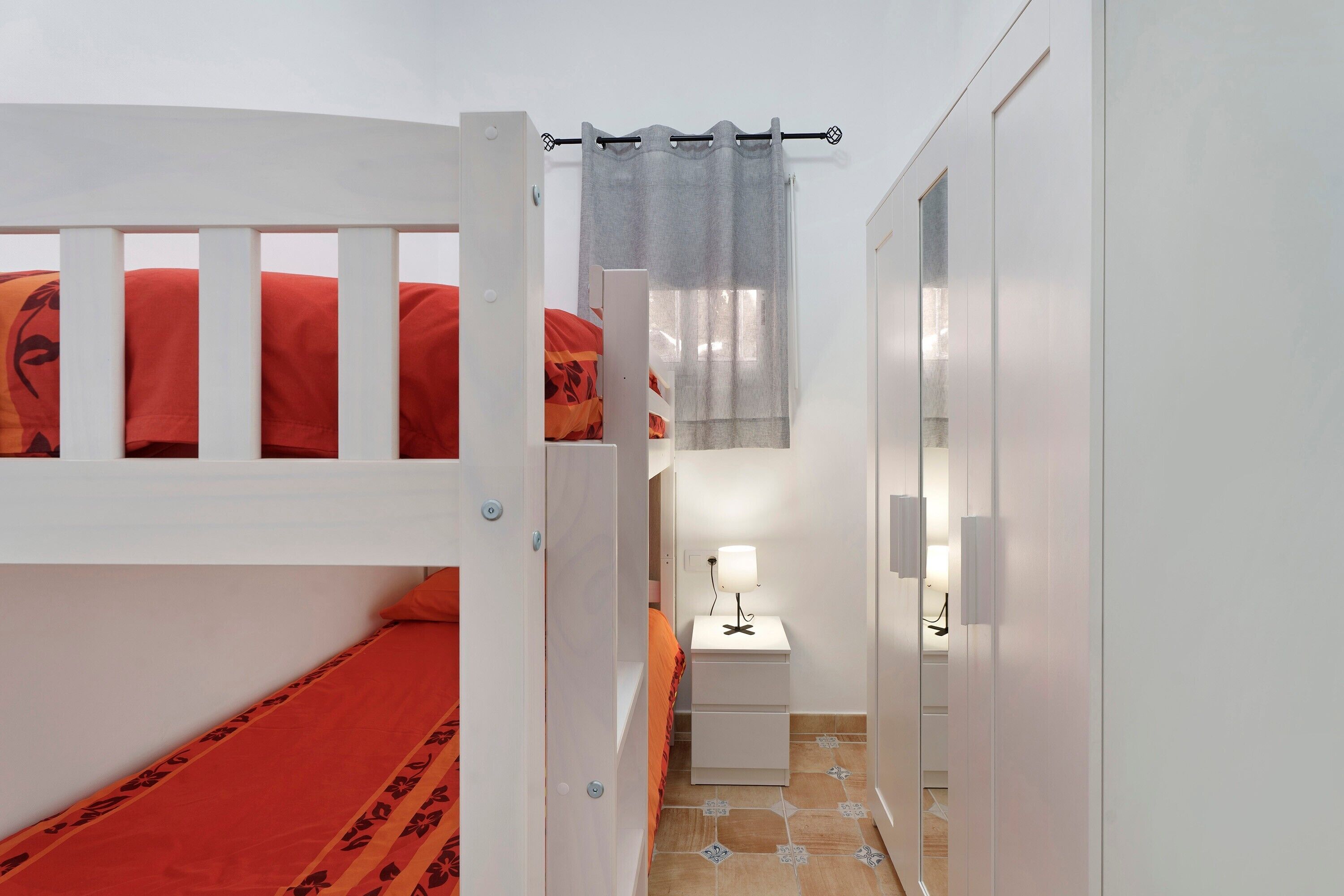 2 habitaciones, tabla de planchar con plancha, wifi y ropa de cama 