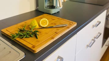 Een koelkast, een oven, een kookplaat, een vaatwasser