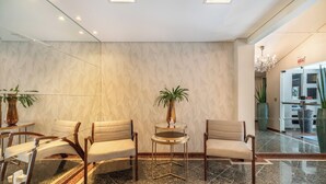 A lobby with a marble floor, two sofas, a small table with a plant, and a chandelier. - Sea View Apt, Priv. Loc. 2min fr th sea BC Esa0902 (Balneário Camboriú)