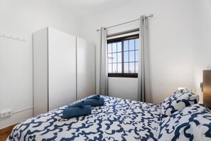 6 bedrooms, iron/ironing board, WiFi, bed sheets