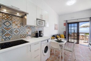 Refrigerador, microondas, parrilla de estufa y cafetera y tetera 