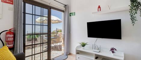 Fernseher, Tischtennisplatte