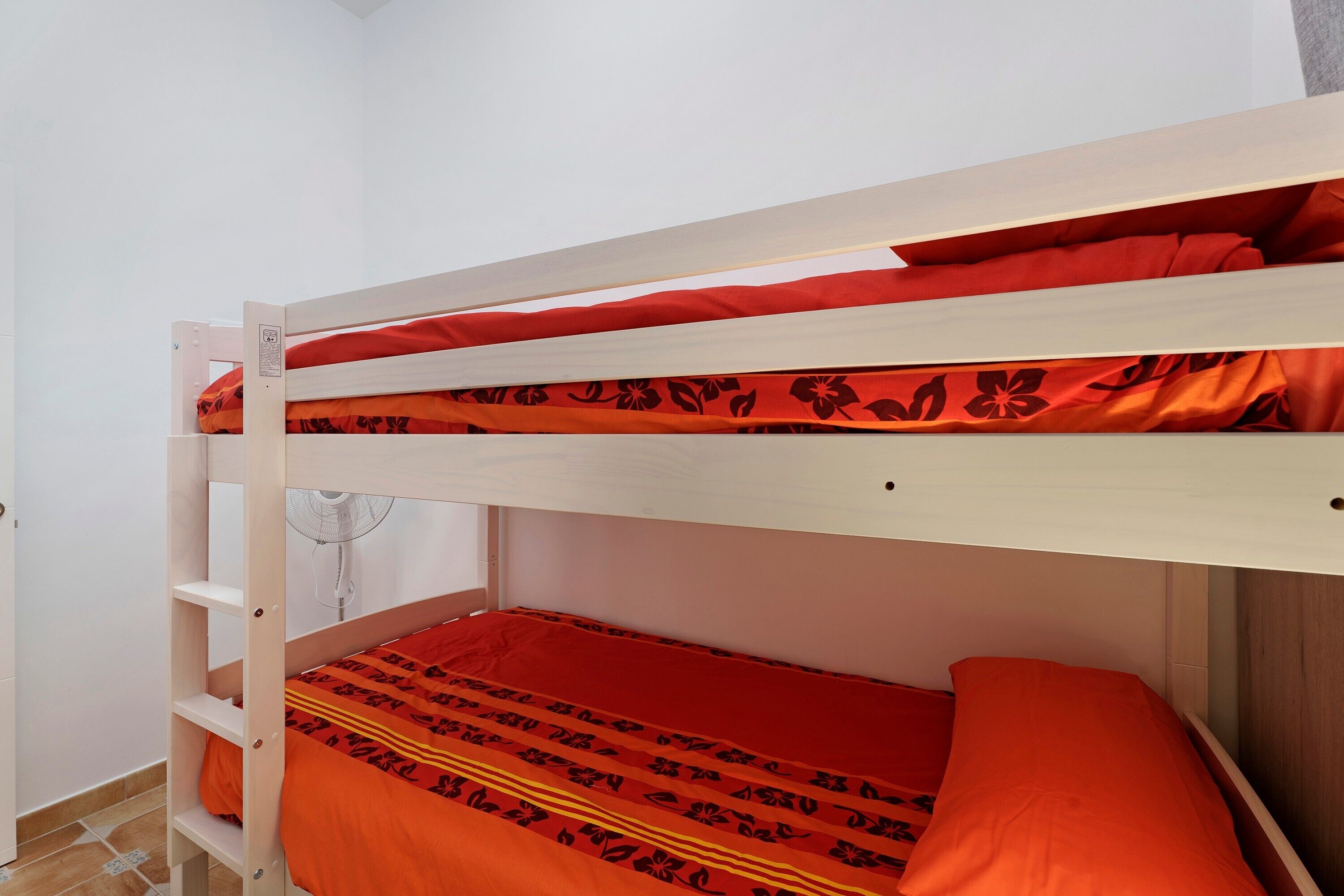 6 habitaciones, tabla de planchar con plancha, wifi y ropa de cama 
