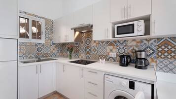 Køleskab, mikrobølgeovn, kogeplade, kaffe-/temaskine