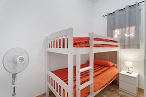 6 habitaciones, tabla de planchar con plancha, wifi y ropa de cama 