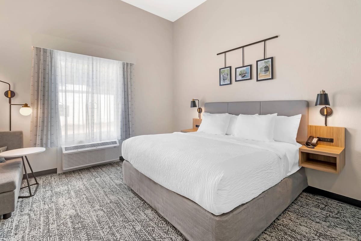 Premium bedding, individually decorated, individually furnished, desk