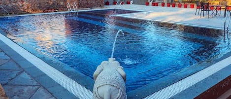 12 outdoor pools