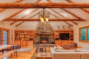 Smart TV, chimenea y oficina 