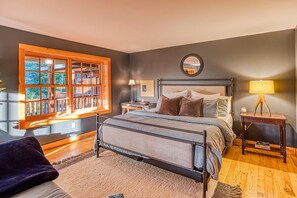 Escritorio, tabla de planchar con plancha, cuna de viaje y wifi gratis 