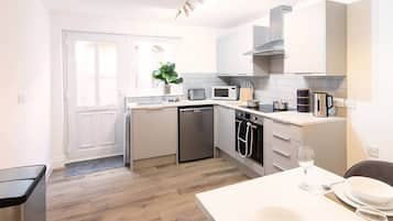 Refrigerador, microondas, horno, utensilios de cocina