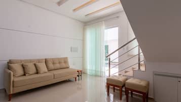 Apartamento básico | Área de estar | TV