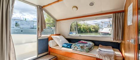 3 bedrooms, bed sheets