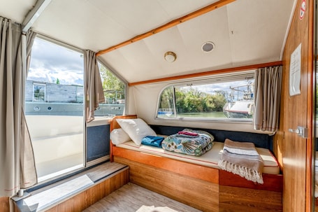 3 chambres, draps fournis. Bateau 'Pénichette Odyssey Croisières' avec vue sur le lac, terrasse privée et climatisation