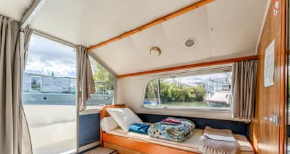 Bateau 'Pénichette Odyssey CroisiÚres' avec vue sur le lac, terrasse privée et climatisation