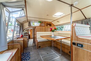 Interior - Boat 'Penichette Odyssey Croisieres' with Lake View, Private Terrace and Air Conditioning (Bellegarde)