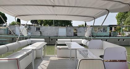 Bateau 'Odyssey CroisiĂšres' avec vue sur le lac et climatisation