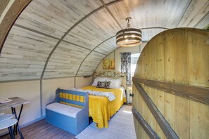 Interior - 'the Hobbit Cottage' in Cedar City: Unique Getaway (Cedar City)
