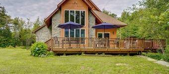 Game Room, Hot Tub! Year-round Dover Retreat