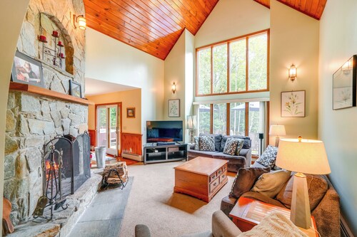 Game Room, Hot Tub! Year-round Dover Retreat