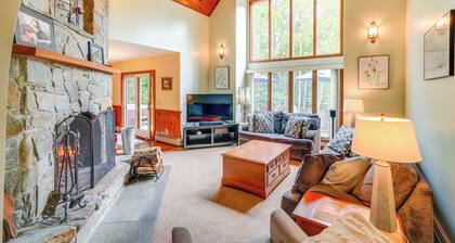 Game Room, Hot Tub! Year-round Dover Retreat