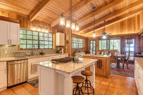 Little Lake George Hideaway w/ Furnished Boathouse