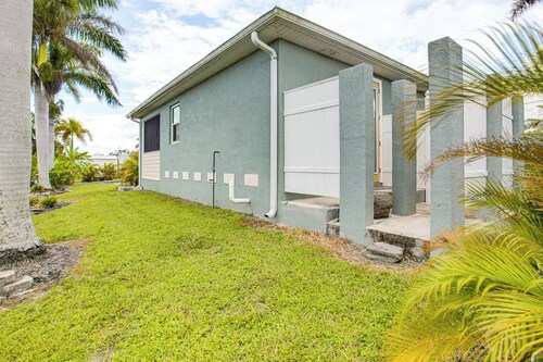 Private Boat Dock: Canal-front Port Charlotte Gem