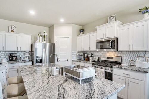 Spacious Family Home w/ Office in Midland-odessa!