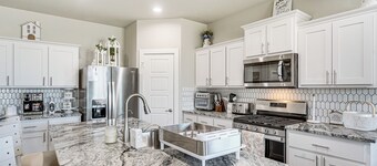 Spacious Family Home w/ Office in Midland-odessa!